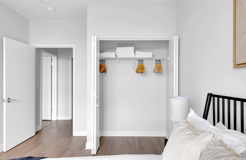Arlington Heights Apartment | Roomy Arlington Heights 2BR w/ Gym & W/D, near I-90, by Blueground