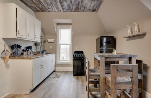 Clarksville Condo | Ross & Ashley's Retreat (117 Marion St, #4)