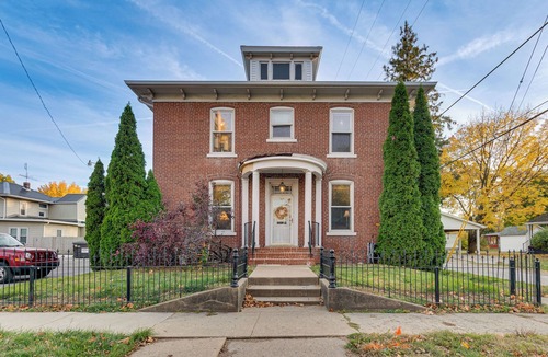Virden House | Route 66 Historic Library Home: Pet-Friendly!