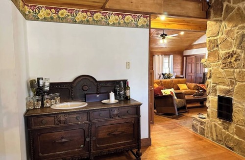 Canton House | Rustic but elegant 4-bedroom farmhouse in Canton with WiFi and AC