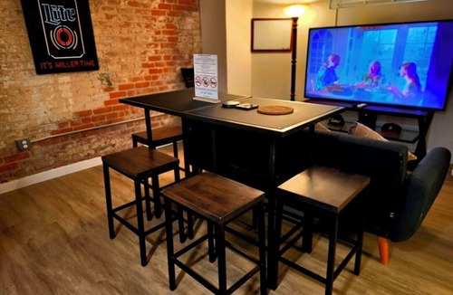 Brush Park Apartment | Rustic Detroit Retreat- Walking distance From Arenas and Stadiums!