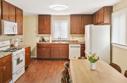 Waukegan House | Sailors Escape with 3 bedrooms Near Naval Base