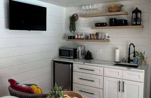 Norton Shores Apartment | Saltwater pool, sauna, king bed