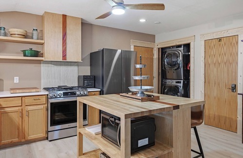 Suring House | Sand Bar Resort – Updated 5BR with Lake Views, Big Yard, Firepit, Pontoon rental, Gourmet Kitchen & More!