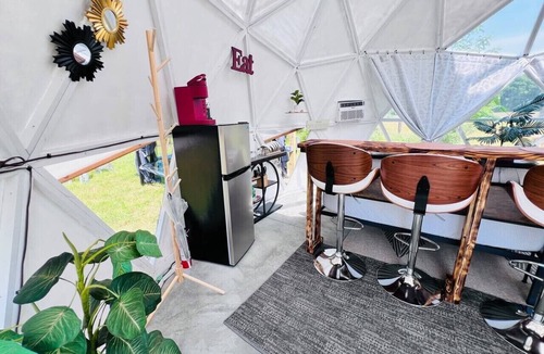 South Haven Cabin | Sandbar Nook/Sleeps 4/Pet Friendly/Private Hot Tub