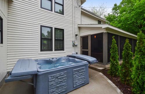 Saugatuck Villa | Saugatuck FH walk to town private hot tub