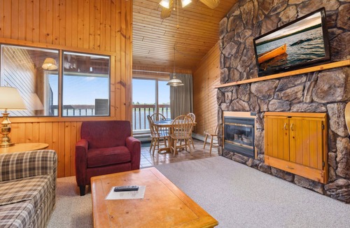 Breezy Point Condo | Scenic 2BR Loft Stay Steps from Pelican Lake