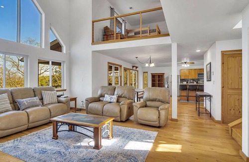 Blue Eye House | Scenic Lake Escape w/Stunning Views, Walk-to-Lake Path, Free Daily Tickets & 20 Minutes to Branson