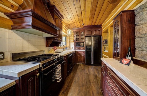 Mayfield Cabin | Secluded 10-Acre Riverfront Lodge. Pet-Friendly! Hot Tub!