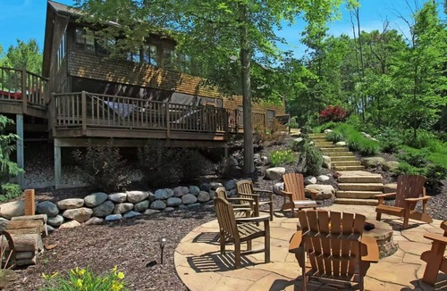 Fennville House | Secluded dog-friendly cabin on 10 acres - hot tub & game room!