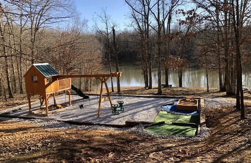Kuttawa Cabin | Secluded Lakeside Lodge with Private 5-Acre Fishing Lake and Hot Tub Near Lake Barkley, Kentucky
