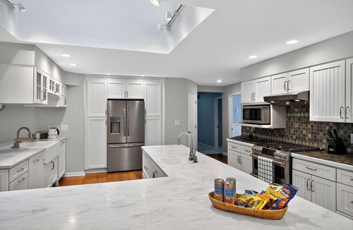 Niles House | Secluded Luxe 5BR Estate Pool, Wineries, Near ND