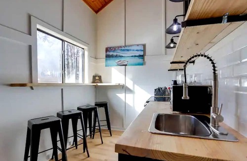 Gentry Cabin | Secluded Studio Getaway with Outdoor Living and Trails Near Siloam Springs, Gentry, AR