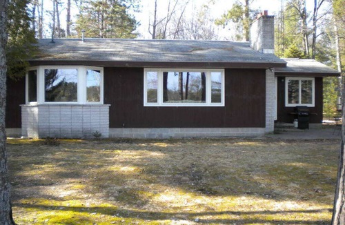 Lewiston House | Secluded Tee Lakeside House, Lewiston Michigan