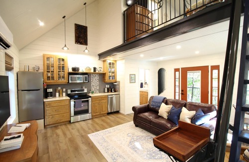 Branson Cabin | Secluded Treehouse in the Woods - 10 minutes to Branson Landing & SDC!