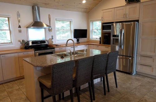 Ellsworth House | SEPTEMBER OPEN 200' SUNSET BEACH MODERN HOUSE WIFI FIREPLACE PET FRIENDLY