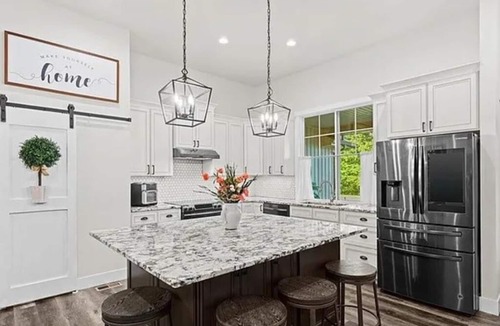 Renault House | Serene 5BR Retreat w/Hot Tub & Privacy