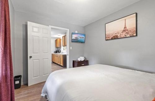 Burbank House | Serenity 3BD Home Free Parking&Wine Oversized Yard