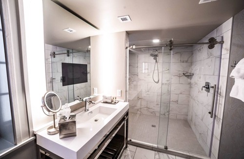 Downtown Hotel | Seven Gables, St. Louis West, a Tribute Portfolio Hotel
