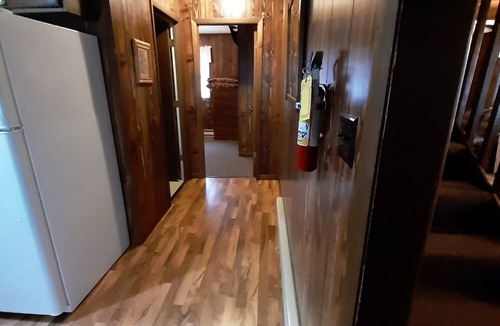 Indian Point Cabin | Silver Dollar City 1 Mile - Table Rock Lake - 3 Bed/2 Bath - Woodsy - Foxfire