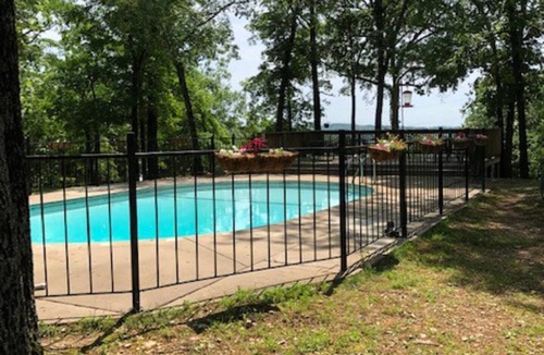 Indian Point Cabin | Silver Dollar City 1 Mile - Table Rock Lake - 3 Bed/2 Bath - Woodsy - Foxfire