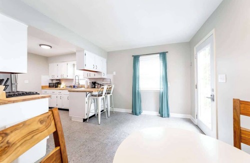 Lansing House | Simple & Sweet 2 BR 1 BA Home in Lansing - Cynwood