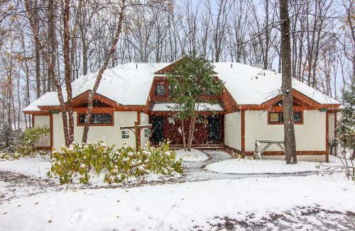 Boyne Falls Apartment | Ski-In 5BR Retreat at Boyne Mtn - Walk to Lifts & Fun!