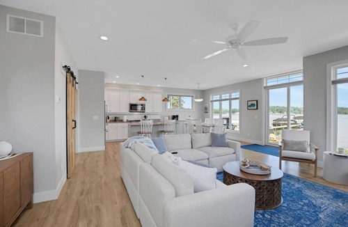 Brooklyn House | Skye Retreat : Dive Into Summer Fun at Skye Retreat on Wamplers Lake