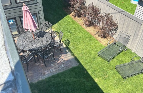 North Center House | Sleek New 4BR Greystone - Rooftop, Walk to Wrigley & 1 Block to Brown Line Train