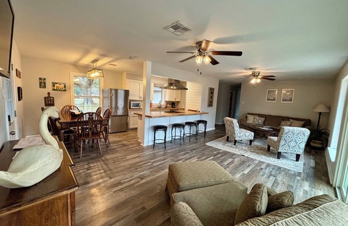 Monroe House | Sleeps 10. Bayou Front Home close to ULM, Sports Complexes, Airport and I-20.