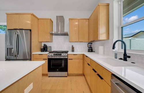 Riverside House | Sleeps 20, 5br Pool table, Chef's Kitchen, Pool