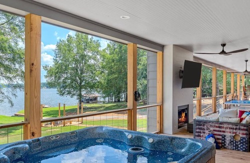 Homer House | Sleeps 24, HGTV Quality, Private Cul-de-sac Lakehouse on Lake Claiborne