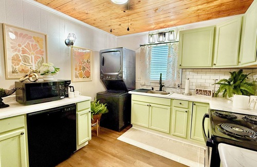 Alexandria House | Sleeps 8 - Enjoy 3-bedroom Welcoming Cottage in Alex Near Downtown/Med Center