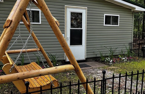 Wellston Cabin | Soothing 1-bedroom cabin with AC in peaceful Wellston