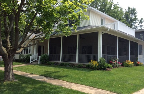 South Haven Cottage | South Beach/Near Town Charmer