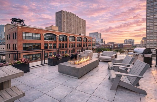 Near South Side Apartment | South Loop 2BR Oasis w/Patio & Gym Near McCormick Place and Soldier Field