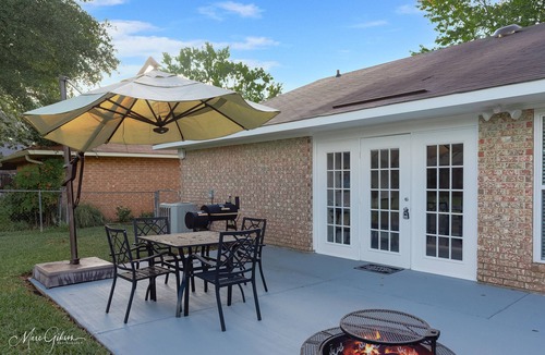 Springlake House | Southern Comfort Retreat: King Bed, Near LSUS & Barksdale AFB, Fast wifi.