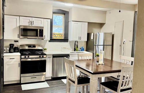 Gage Park Apartment | Spacious 1BR - Free Parking, Golf & Midway Access