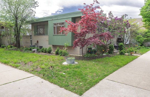 West Ridge House | Spacious 3 Bedroom 1 Bathroom Rogers Park Town House Budget-Friendly