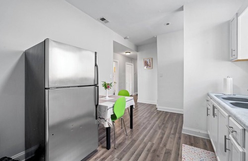 Woodlawn Apartment | Spacious 3-bedroom apartment in cool Chicago with WiFi, AC