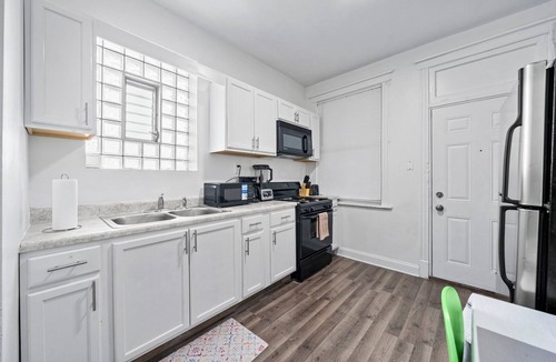 Woodlawn Apartment | Spacious 3-bedroom apartment in cool Chicago with WiFi, AC