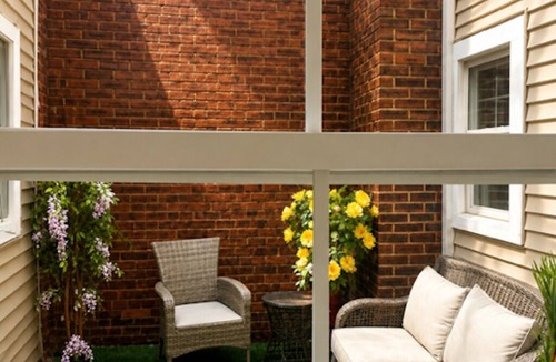 Detroit Apartment | Spacious 3-bedroom apartment on East Jefferson near Downtown