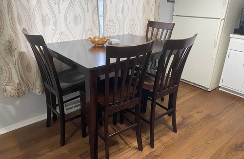 Milwaukee House | Spacious 3-bedroom house in peaceful Milwaukee with AC and gym