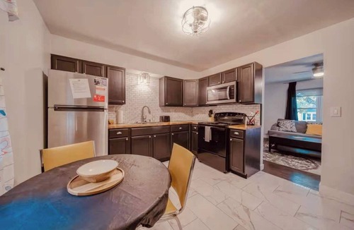 St. James House | Spacious 3BR Retreat | Sleeps 6 | Near Downtown