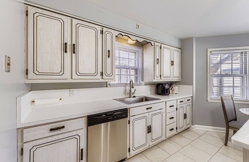 Milwaukee House | Spacious 4-bedroom house in beautiful Milwaukee with AC