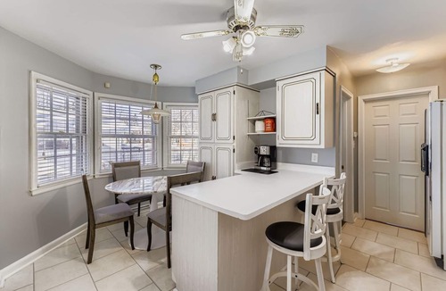 Milwaukee House | Spacious 4-bedroom house in beautiful Milwaukee with AC