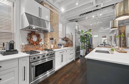 Evanston House | Spacious 4-bedroom Home - Walk to Lake Michigan, Beaches, NU Campus, and more!