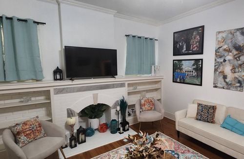 Monroe House | Spacious 4-bedroom house in the heart of the Garden District with ample parking.