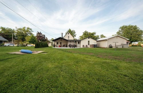 Syracuse House | Spacious 4-bedroom lake cottage with lake access