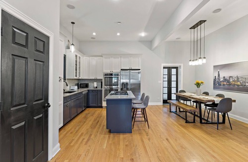 The Gap House | Spacious 4BR Bronzeville Retreat - Near Downtown - Sleeps 9
